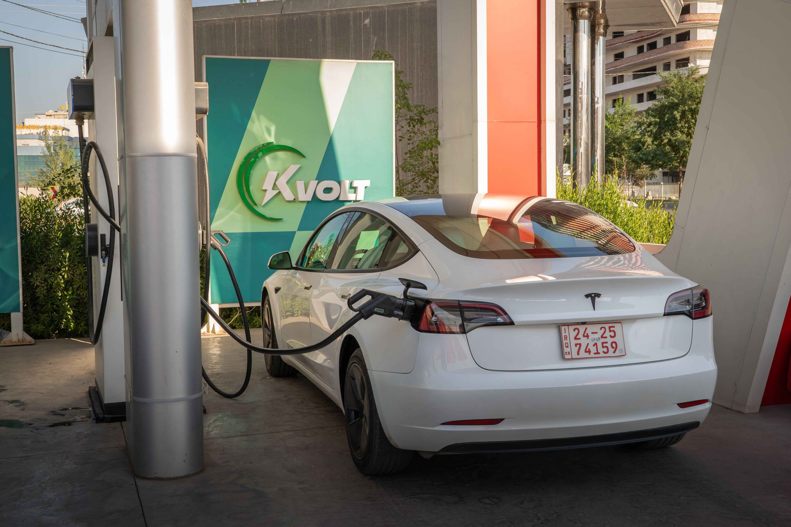 Rent a Hybrid or Electric Car in Dubai: Benefits & Tips
